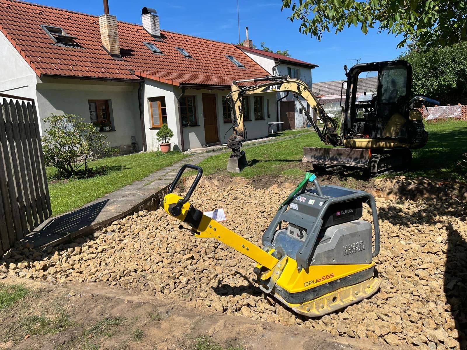 Kopání základů domu