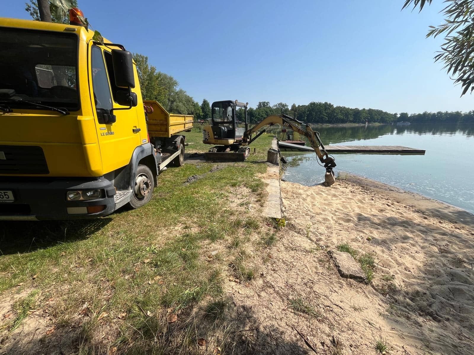 Kopání výkopu bagrem