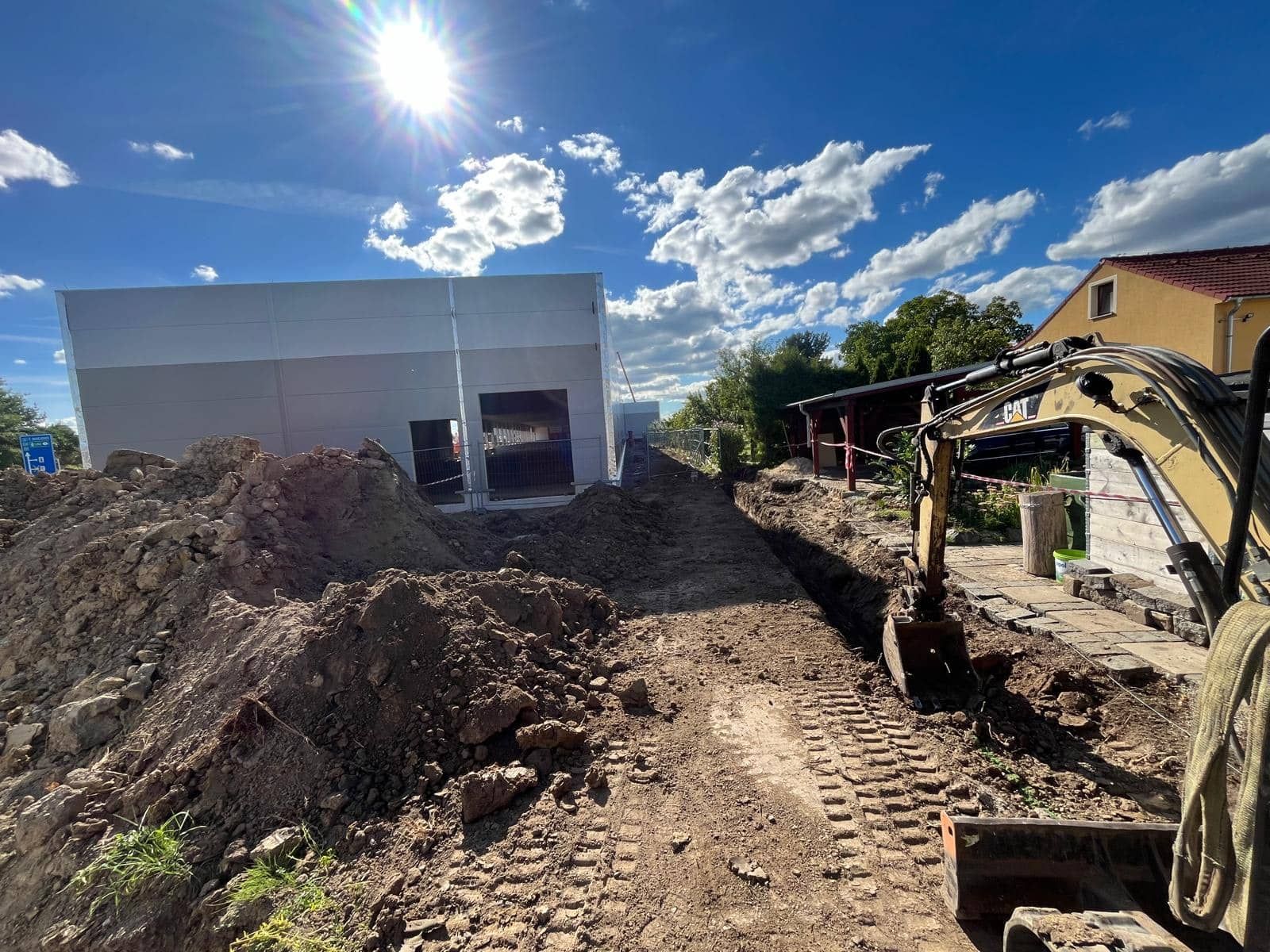 Bagr při práci na staveništi