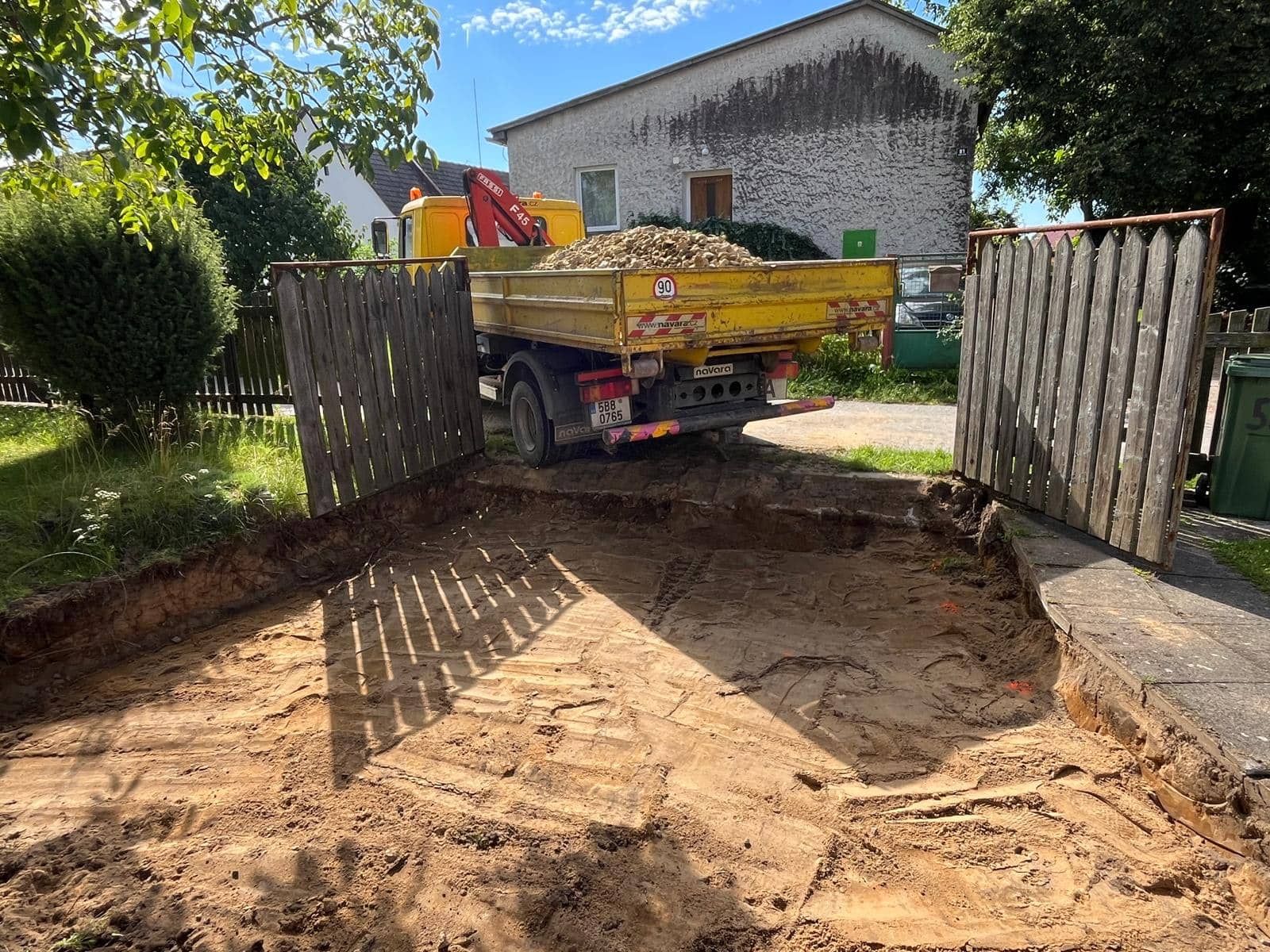 Kopání výkopu pro inženýrské sítě